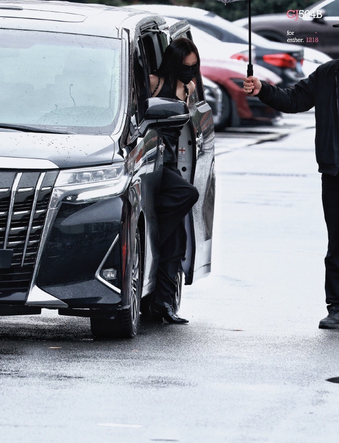 虞书欣穿着丝绸吊带出来营业了，她不冷吗？ 