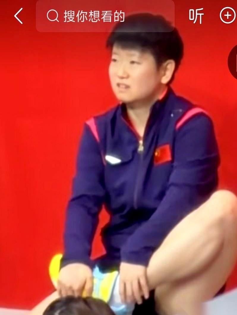 莎莎在这次亚运会看台上搬起自己的脚露出了疼痛的表情。
她刚刚才在比赛里赢下两场，