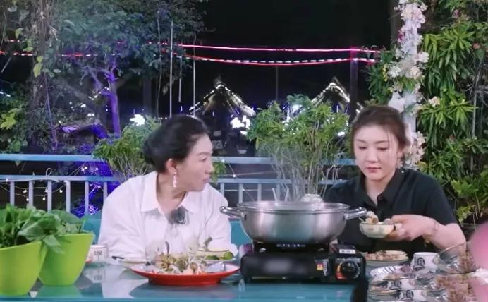 陈梦妈妈偷户口本结婚：爱与勇气的独特表达

陈梦妈妈在和女儿聊天时，提起自己当年