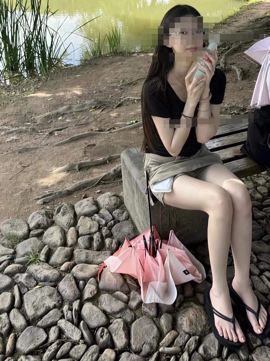 下午在公园散步，听见一对妇女在窃窃私语。红衣女人说：你看那边坐着的女孩，脚那么大