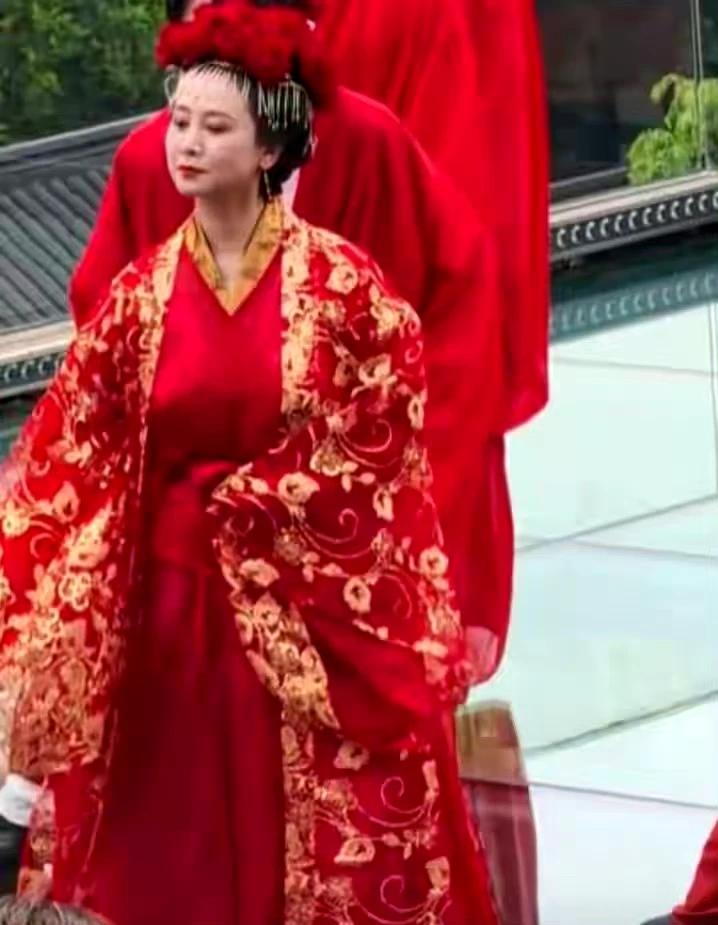 她曾经出身名门，后来因某些机遇迅速走红，如今56岁的翁虹出现在景区活动现场，看着