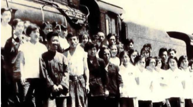 “请你马上按照我的要求做，出了问题我负责！”

暴雨倾盆，黑暗如墨，铁轨在洪水中