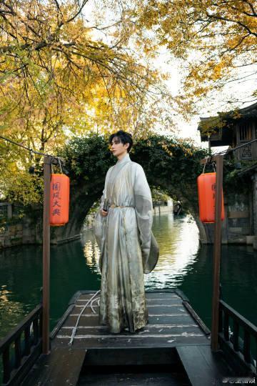 王佑硕脚踏实地一起走花路吧  演员请就位  王佑硕的表现越来越让人喜欢，他在《演