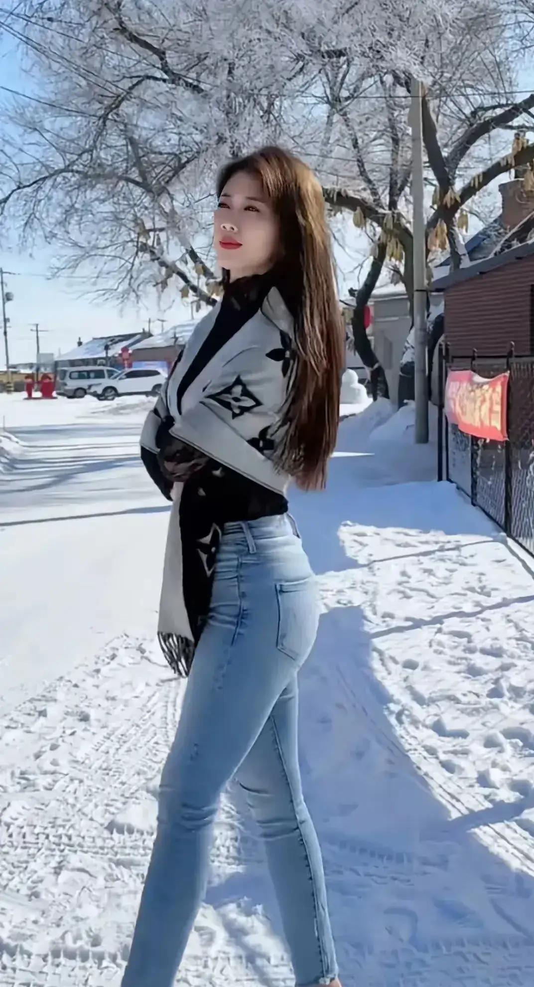 朵朵白雪衬春花