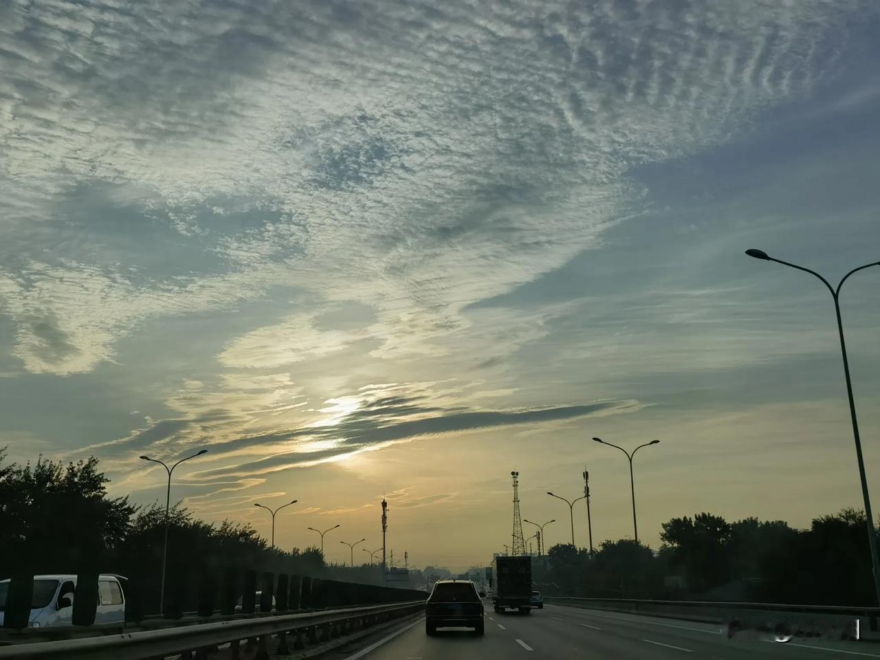 早晨6点从北京出发，京哈高速G1北京白鹿收费站入口，途经河北香河，天津宝坻，唐山