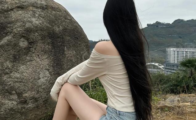 36岁女邻居让我帮她接电线，趁黑我们抱到一起，但她没有松手，
我从未想过，三十六