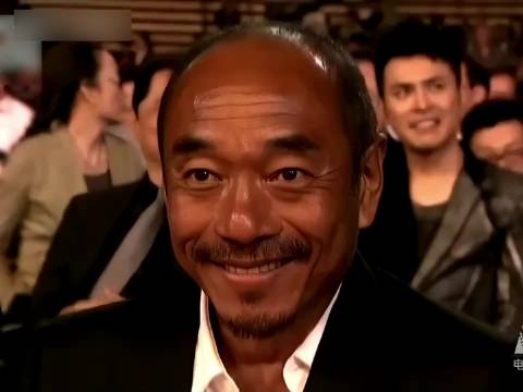 回看当年金鸡奖现场，倪萍真的把那句“刀尖沾碘伏，边杀边消毒”诠释得淋漓尽致。台上发言言辞犀利，句句直