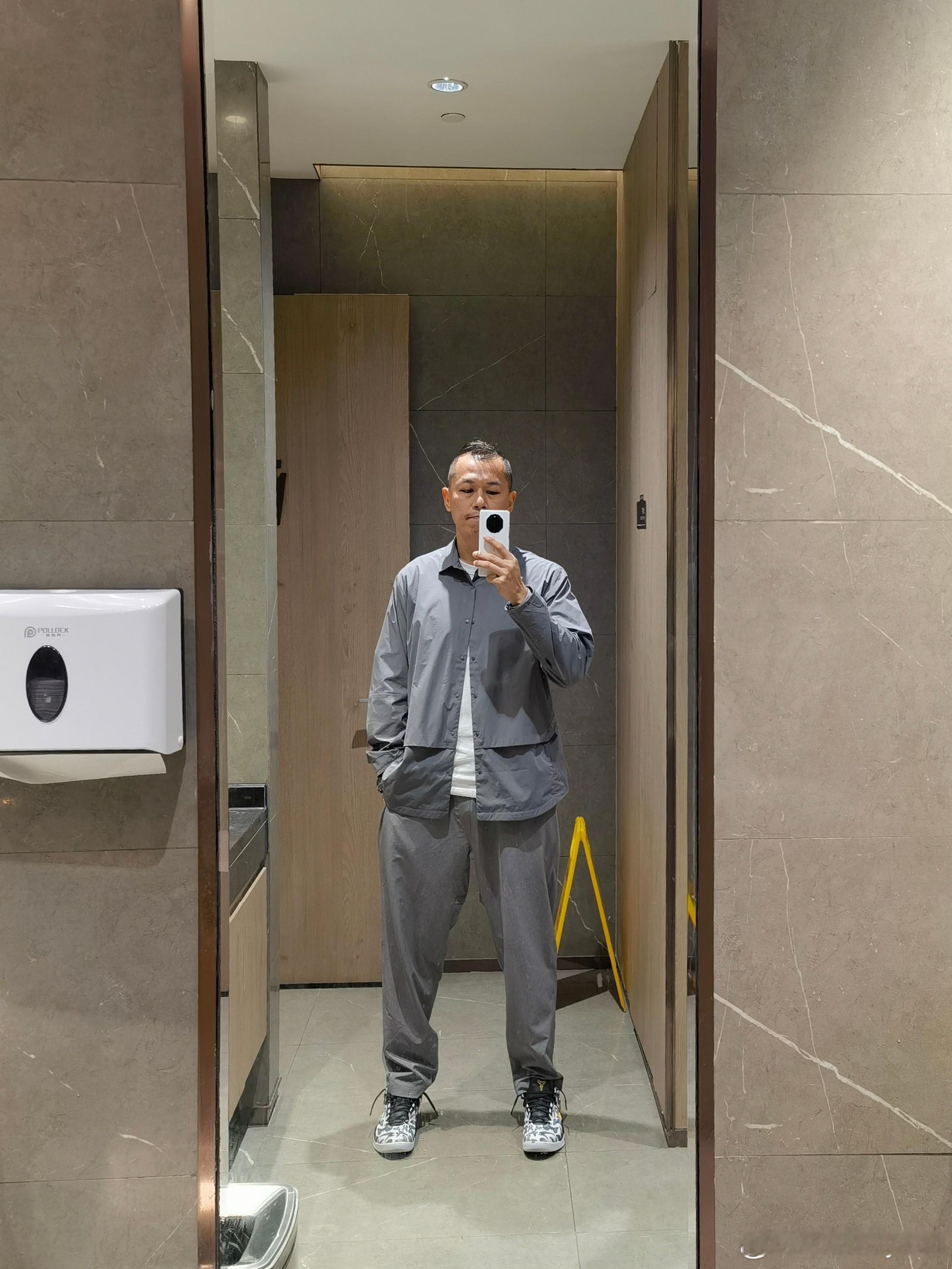 搭配能有多少创意，工作就依然有多少激情～纪念该纪念的，进取值得进取的，愉悦于大家