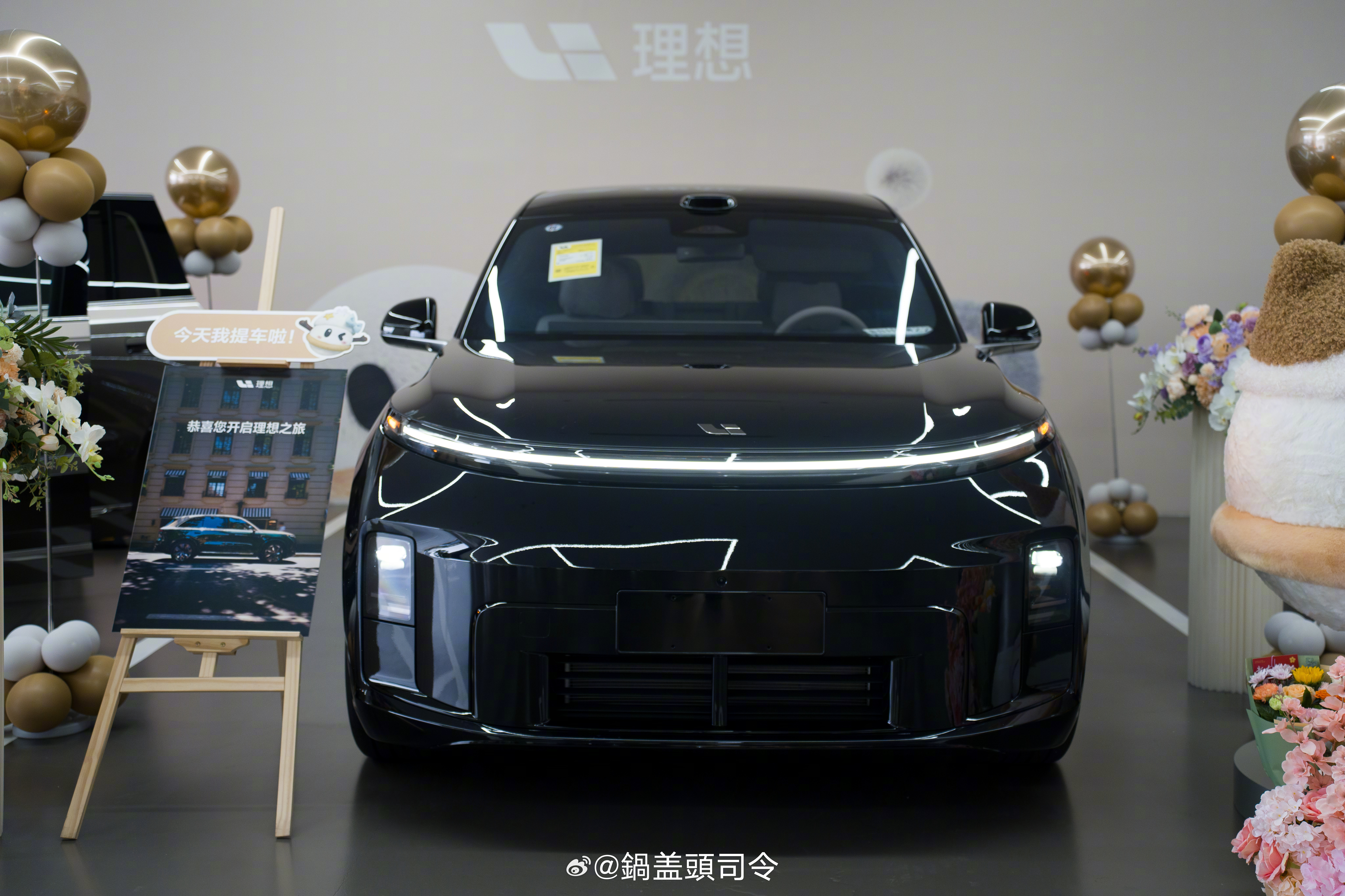 今天同事们一起去把理想L8 Ultra提了，这个二排真的挺夸张的，两张零重力，这