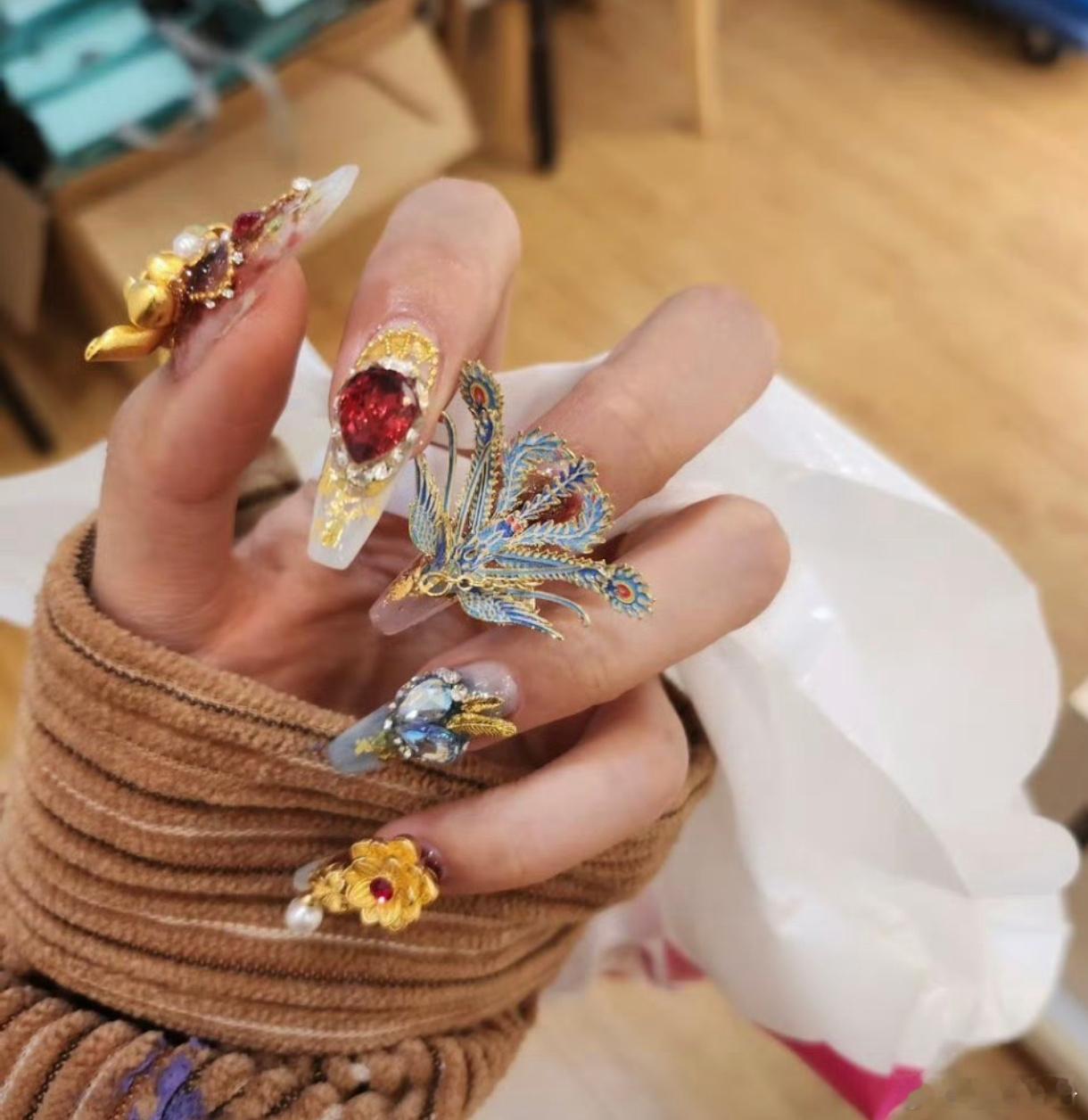 刑菲是谁？《生万物》里女主的妹妹，在剧里演的是农妇，妆一卸，还是挺清纯漂亮的。 