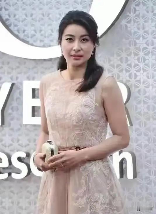 霍启刚这次估计要笑得合不拢嘴了[偷笑]

原因特简单，真不是郭晶晶又往家里抱了块