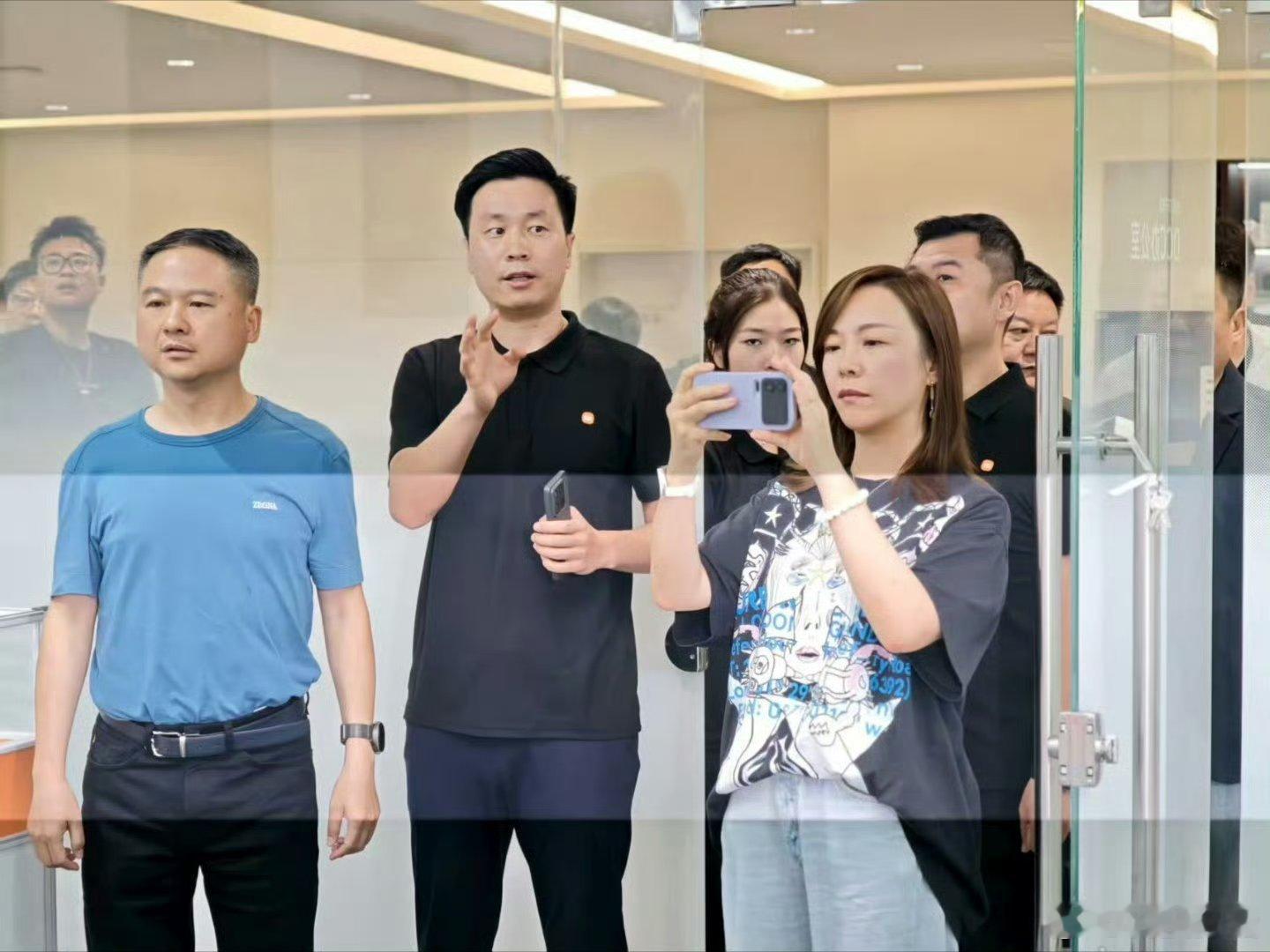 [doge]咱姐手里拿的是什么啊，该不会是…… ​​​