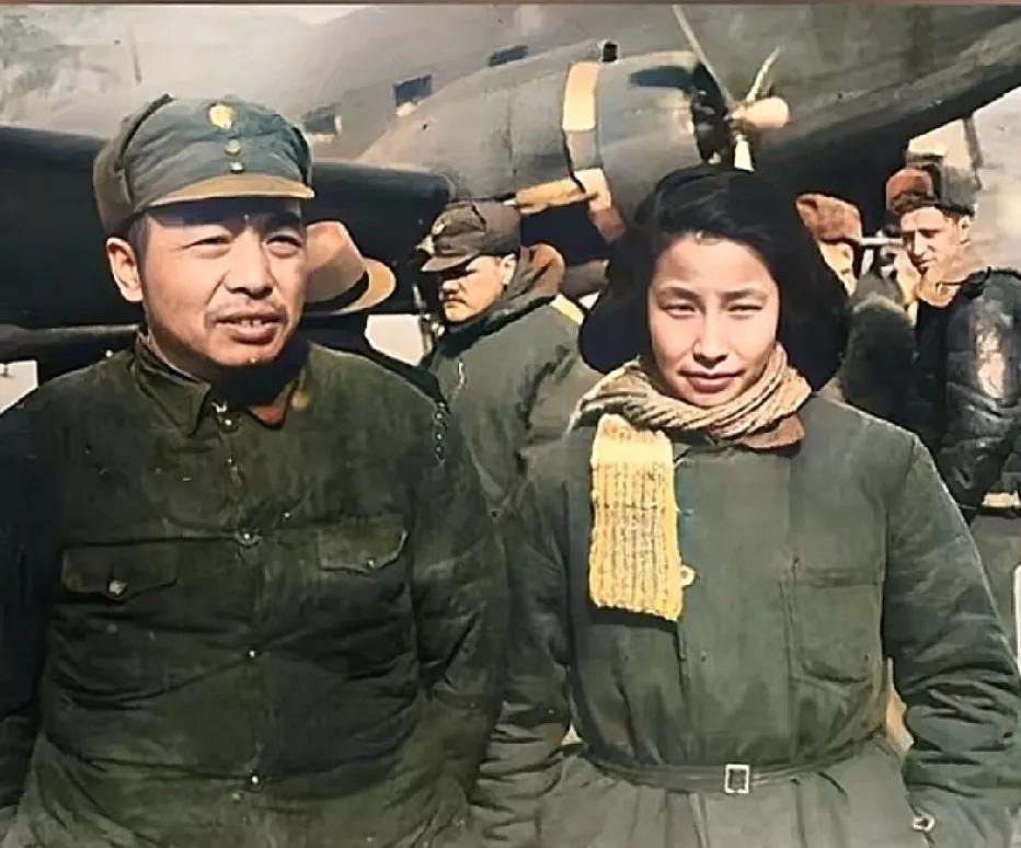 1938年，40岁的八路军副总司令彭德怀与新婚妻子浦安修在延安机场的一张留影，浦