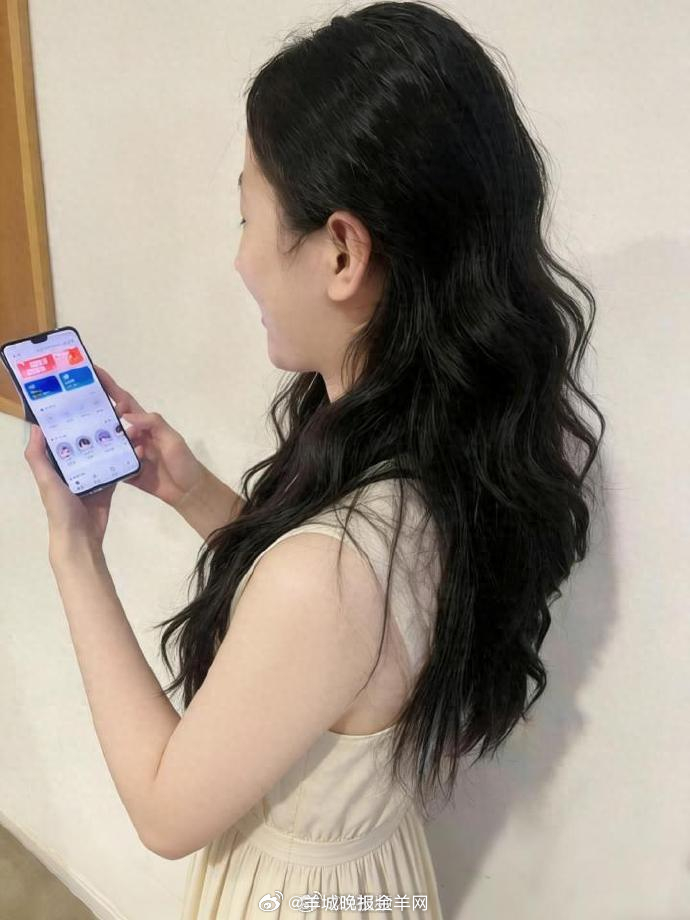 【“被催婚的尽头是电子男友”！看这届年轻人过年如何稳住父母】2月12日，因为长期