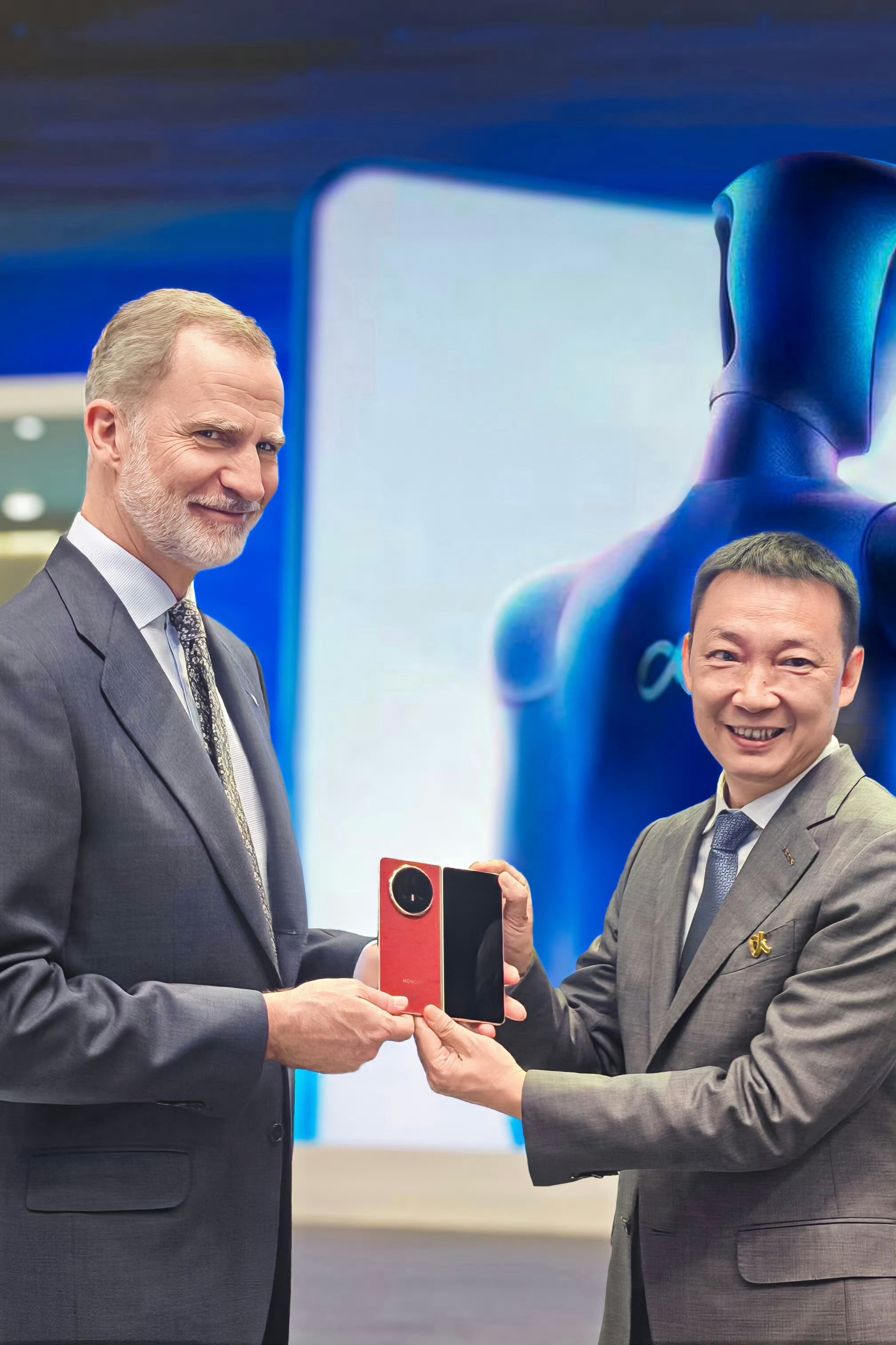 西班牙国王收到荣耀MagicV6西班牙国王欣然接受了荣耀Magic V6折叠屏作