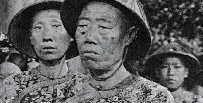 1966年，北京发现了太监李莲英的墓，当专家打开棺椁想要移开李莲英的尸体时，却发