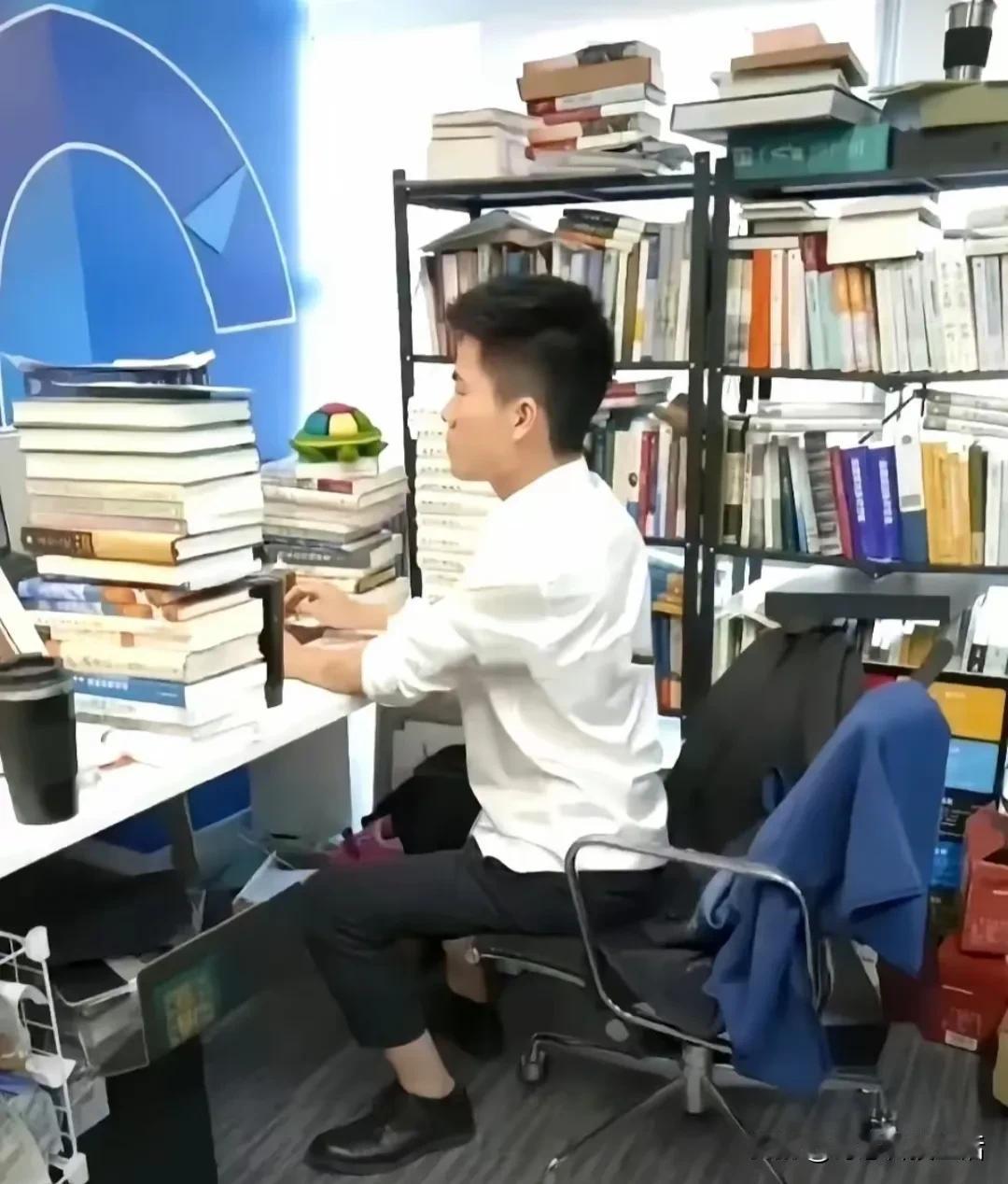 在董宇辉与俞敏洪办公室对比图，仿若藏着两个独特世界的密码。董宇辉那一方小天地，简