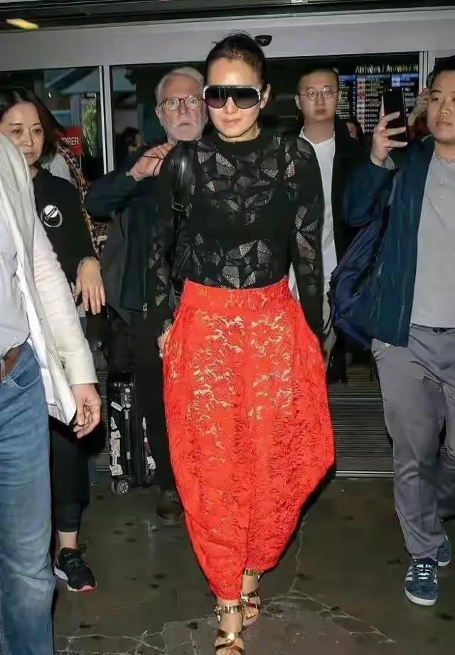 巩俐的风度气场，那真是一般人比不了！“巩皇驾到，寸草不生”这话可不是白说的。她身