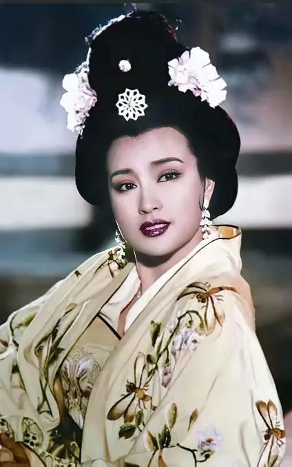 73岁刘晓庆被曝第4次离婚后
无缝衔接，现和8位男友恋爱，
我的乖乖，现实版武则