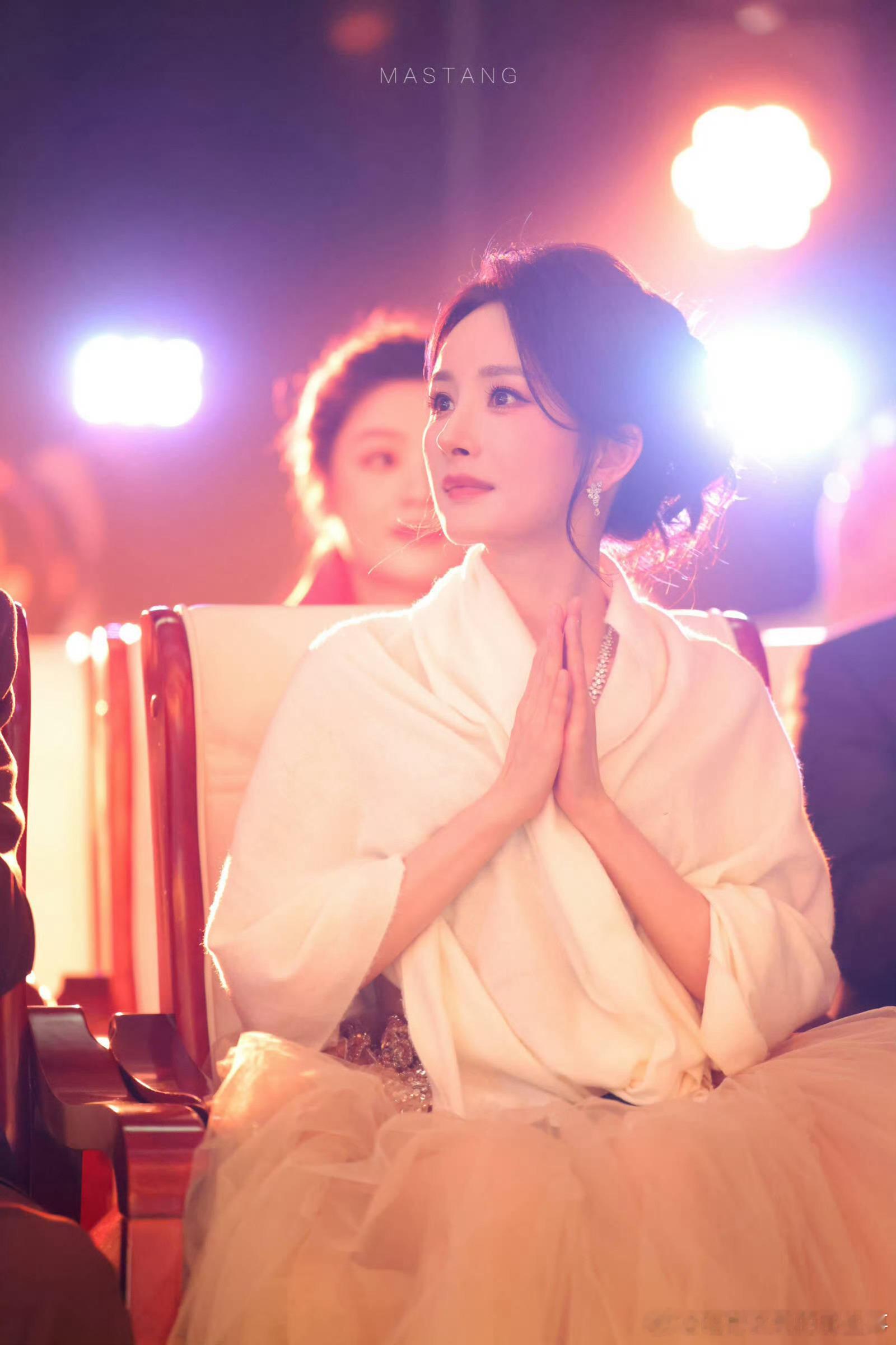 杨幂还有两部待播作品谁能不被昨天红毯杨幂狠狠惊艳住！颜值气质双在线，演技更是稳定