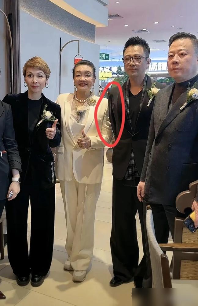 彻底撕破脸了，汪小菲当着几万人面吼他妈：麻六记跟你没半毛钱关系！我扒了股权，数字