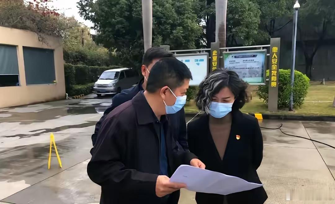 领导用这种发型，怕是不太合适吧[捂脸][捂脸]还是个深圳的副区长呢，她每天跟很多