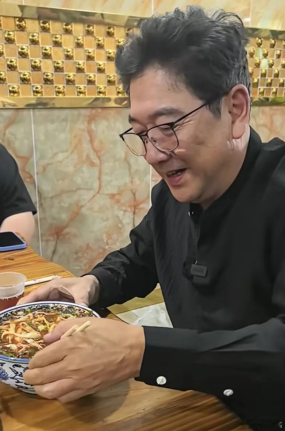 水均益曾为暗恋女生转学谁懂这种反差魅力，工作里冷静客观的水均益，年少也为爱勇敢莽
