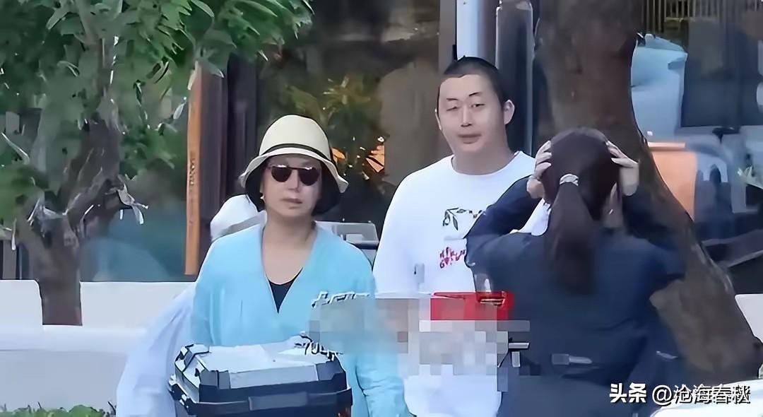 蒋雯丽儿子与妈妈同现身
完美地避开了妈妈的好基因
跟爸爸共用一张脸
