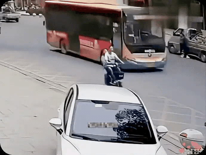 公交车：都怪我咯