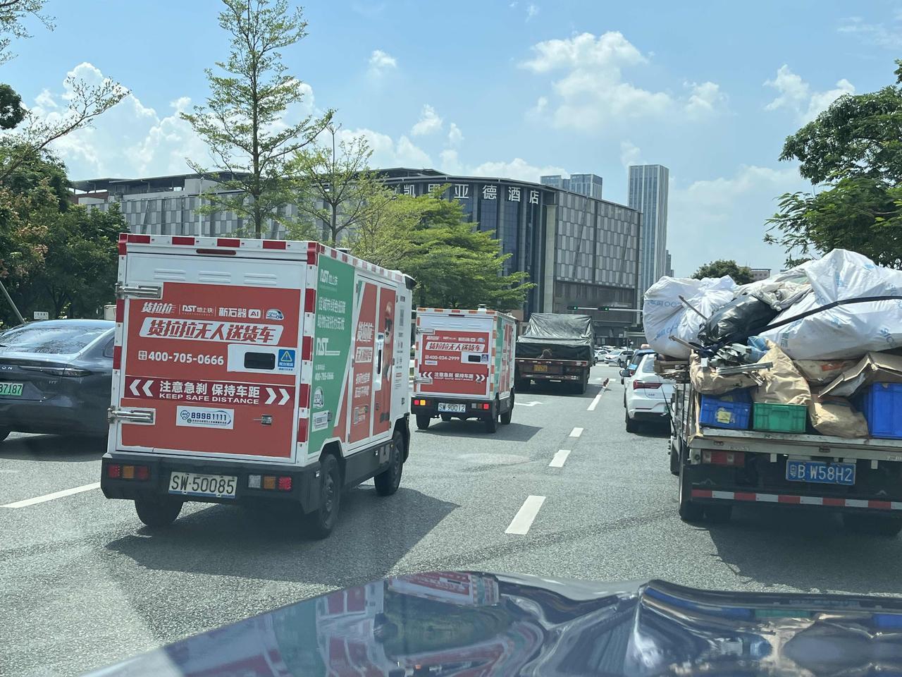 现在深圳的街头有很多无人驾驶的快递车，不知道你们的城市有没有这种车辆？