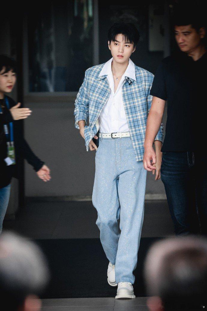 王俊凯《#你好星期六# 》上班啦~我的老天奶！好率好率！这蓝色小衫 我爱我爱我爱