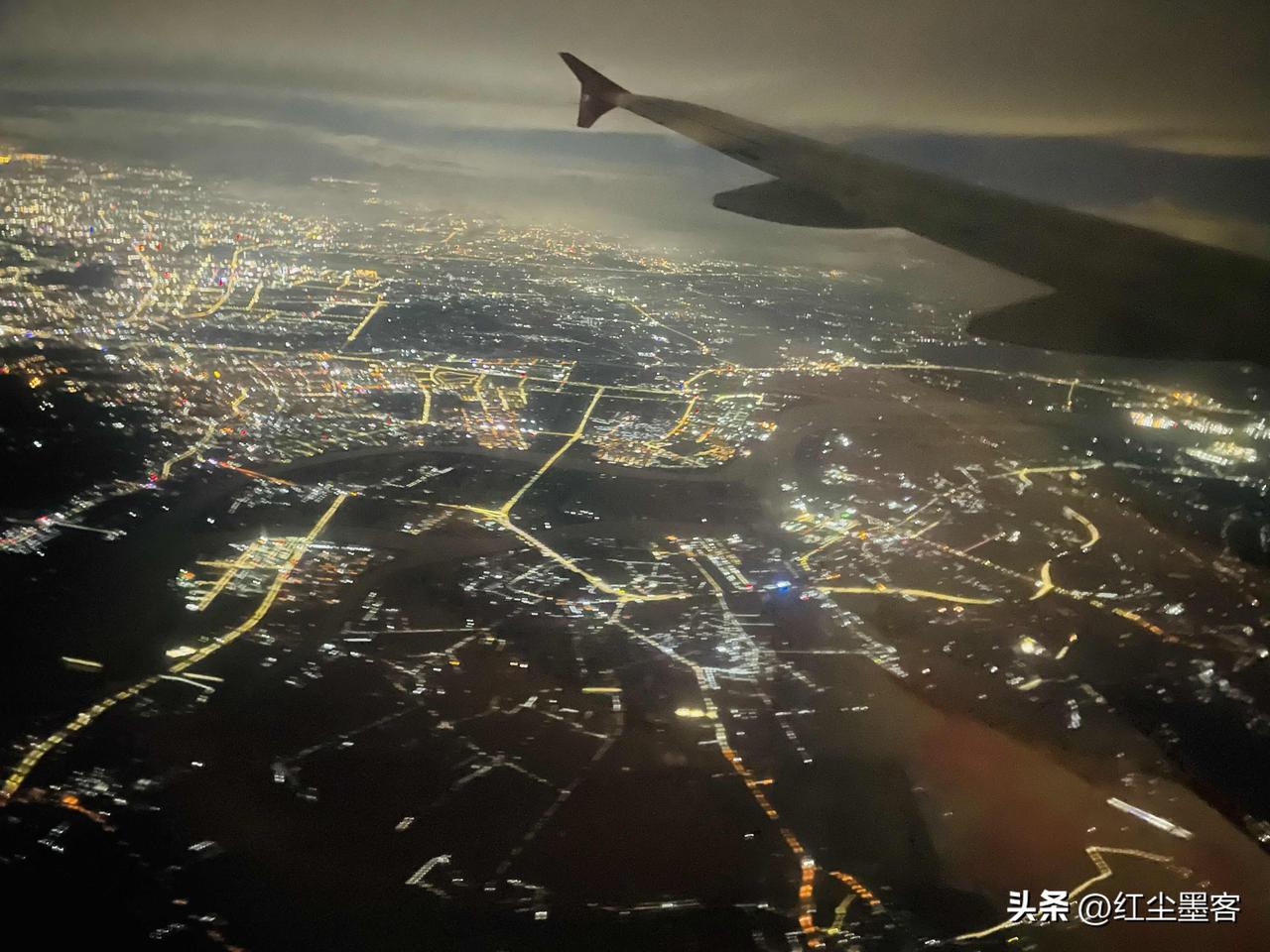 大雨的夜晚，在深圳上空公司也是很细心的，给大家提供茶水饮料，不断的安慰大家，在飞