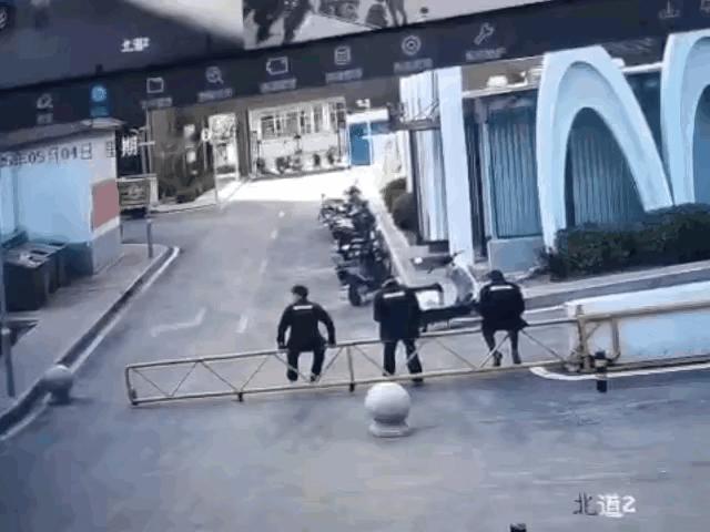 想笑，又觉得这是一次事故，笑了觉得不太合适，除非忍不住[捂脸]