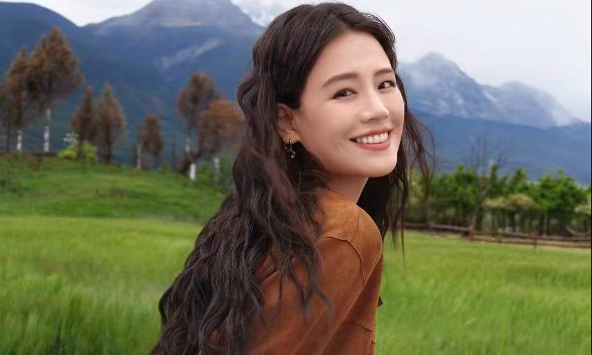 马思纯云南体验簪花被马思纯的簪花造型美晕了！鲜花衬美人，笑容又甜又有生命力，远处