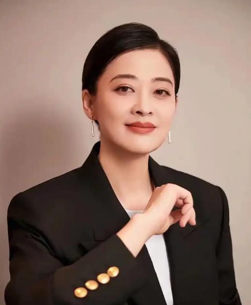 2007年，梅婷正式与鄢颇离婚，那一年她才32岁，却用整整400万，给自己买了人