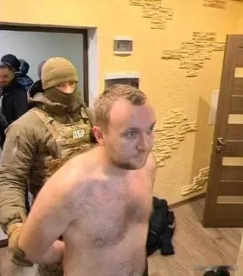 乌克兰安全局拘留一名向乌克兰武装部队提供劣质服装犯罪嫌疑人，他试图逃避调查并逃离