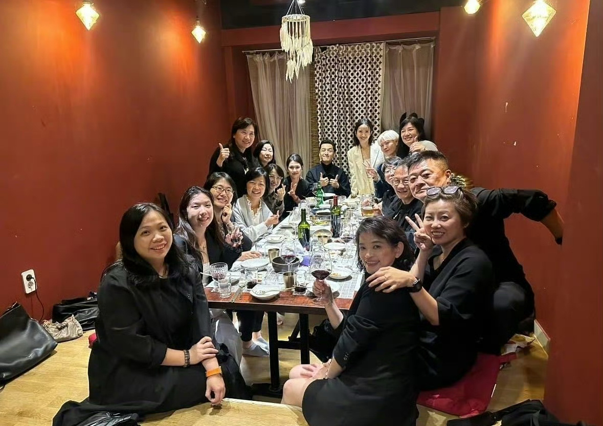 #胡歌林依晨聚餐合照#那就说好了我们顶峰相见胡歌林依晨的友谊真的不能比！多年老友