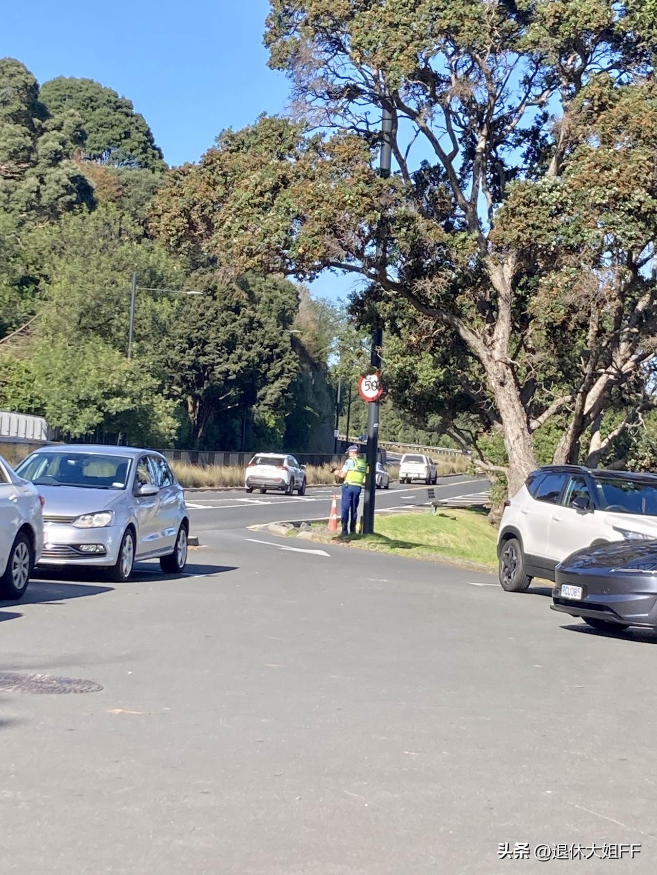 就在刚才，现场观看了奥克兰交jing查违章

前提：这里是高速公路出口不远处，有