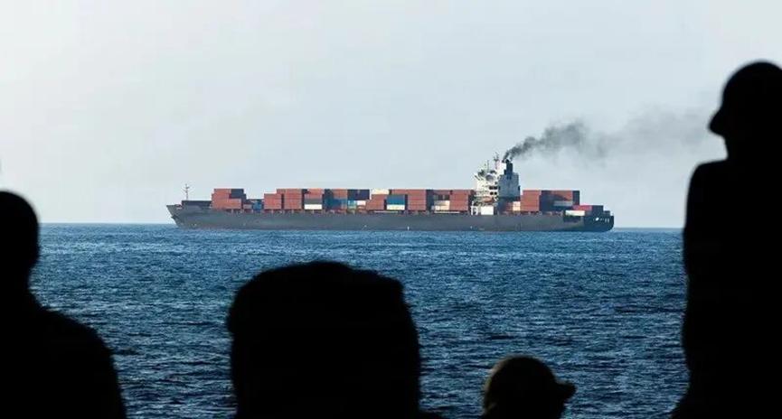 美国和伊朗都觉得自己封锁海峡，能逼迫对方让步，实际上，最蠢的是伊朗，他们在封锁海