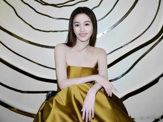 李小冉求助繁花姐弟拍照姿势  爱奇艺一路繁花，李小冉发起拍照攻略，期待繁花团姐姐