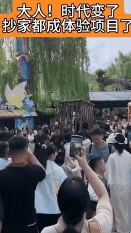 对贪官就要有这种酷刑
才能挡住伸向钱财的手
他要贪时就算不为自己作想
总得要为婆