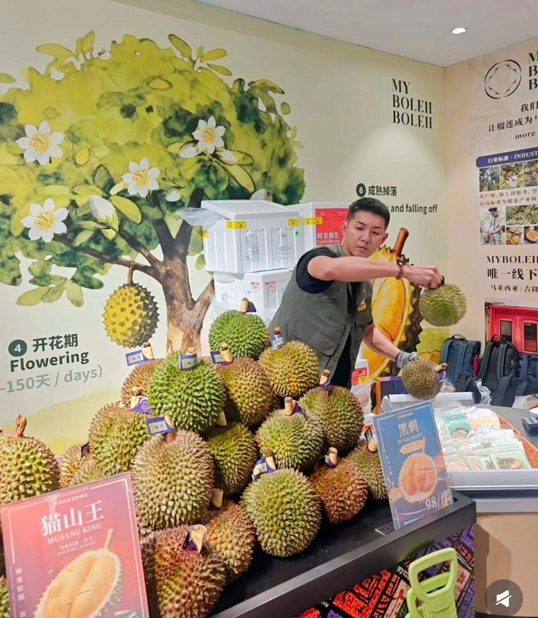 海南封关首日，居民排长队买首批榴莲，价格是平时的一半
12月18日，海南自贸港封