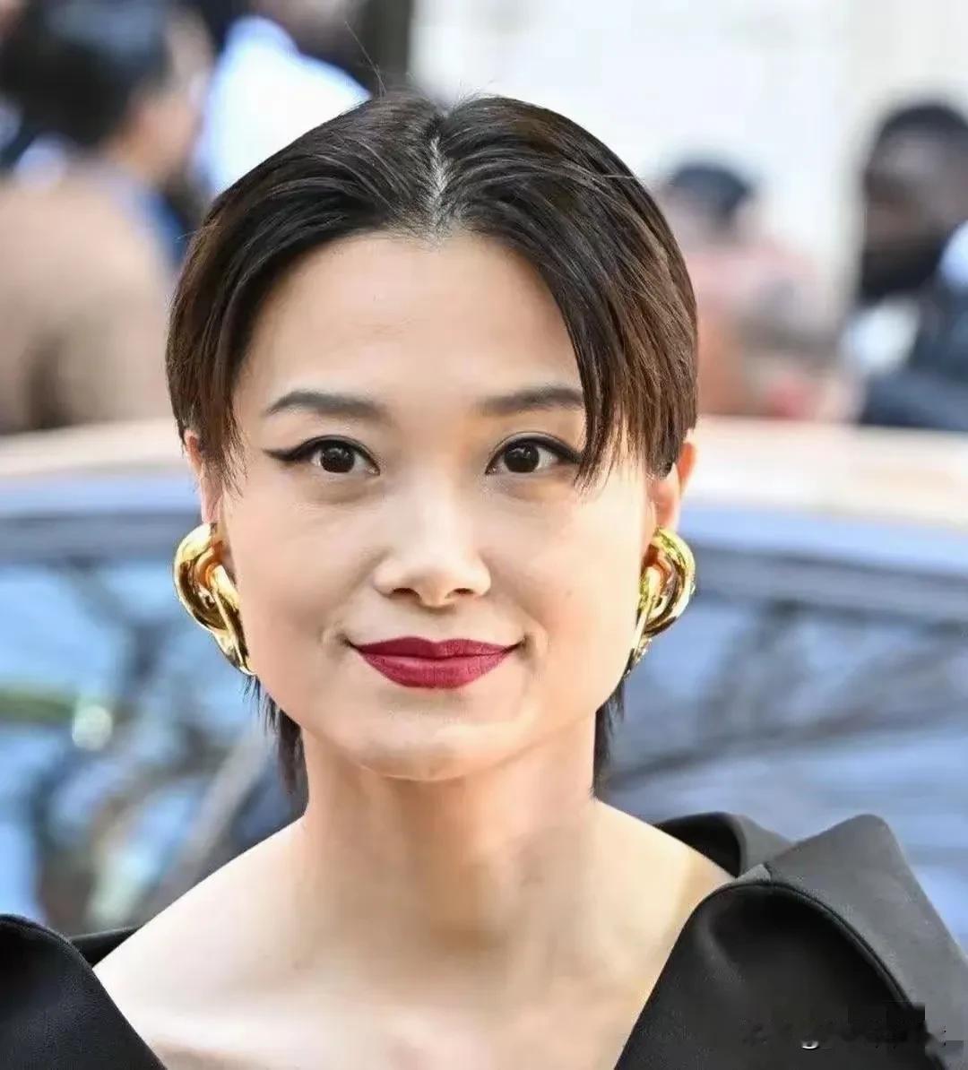 李宇春这种中性的长相，随着年纪越来越大，脸越来越难看。
没有女性的温柔，还带着一