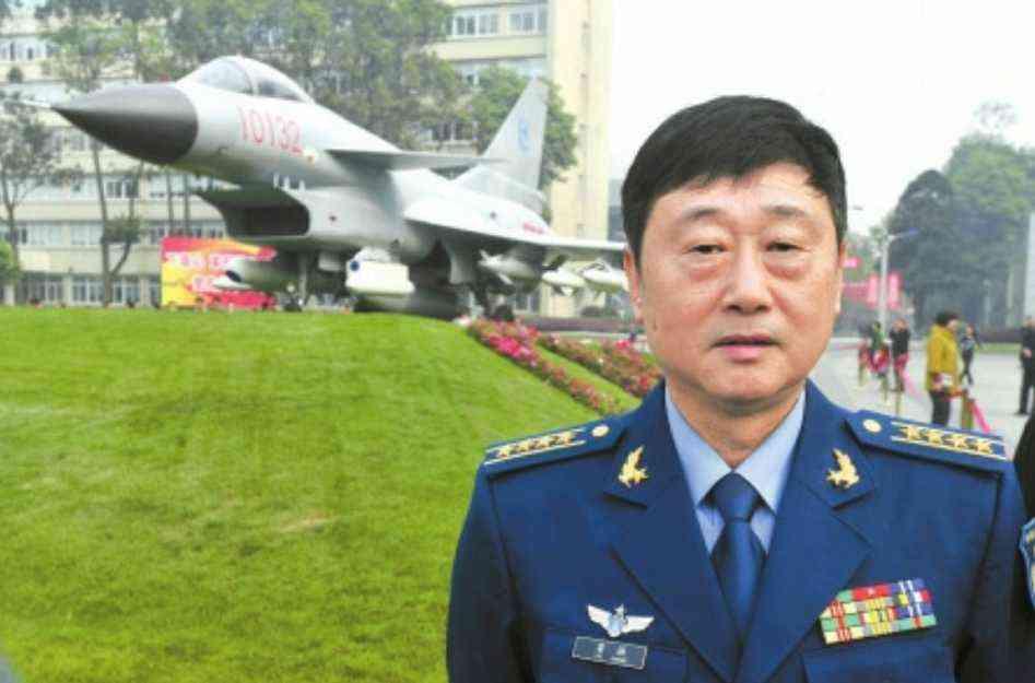 雷强，1957年生于陕西绥德，空军大校、首批空军级试飞专家，歼-10首席首飞试飞