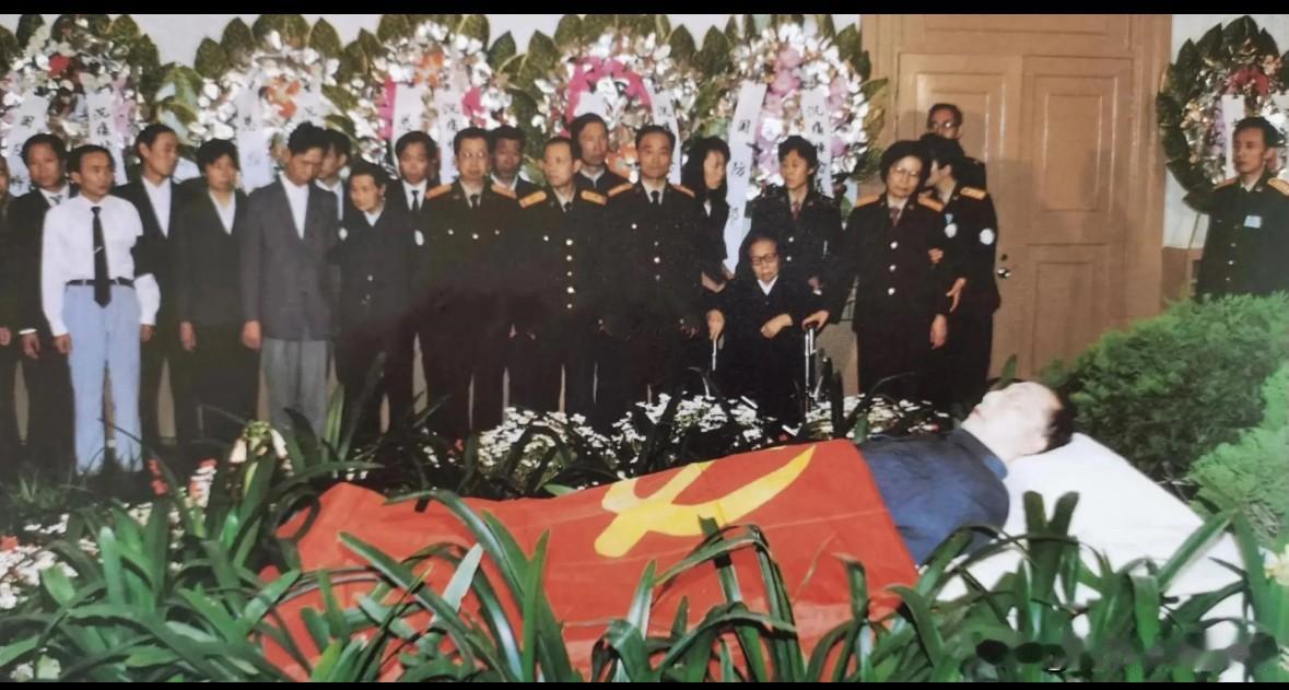 1992年5月26日，聂荣臻元帅遗体告别仪式，在北京八宝山革命公墓举行。
聂荣臻