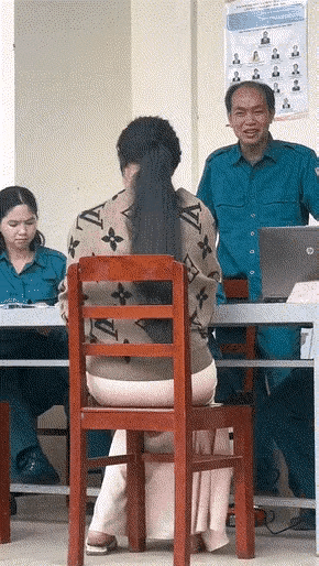 网传泰国征兵的一幕，也就是说你眼前这位漂亮的女子，其实是个小伙。
不得不感叹泰国