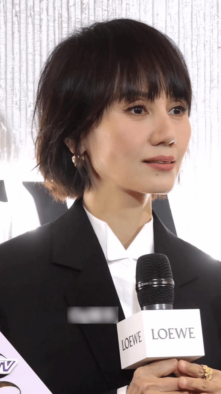 47岁袁泉，因造型引发热议！看了她的打扮才明白什么叫“不透不露”美得更高级~

