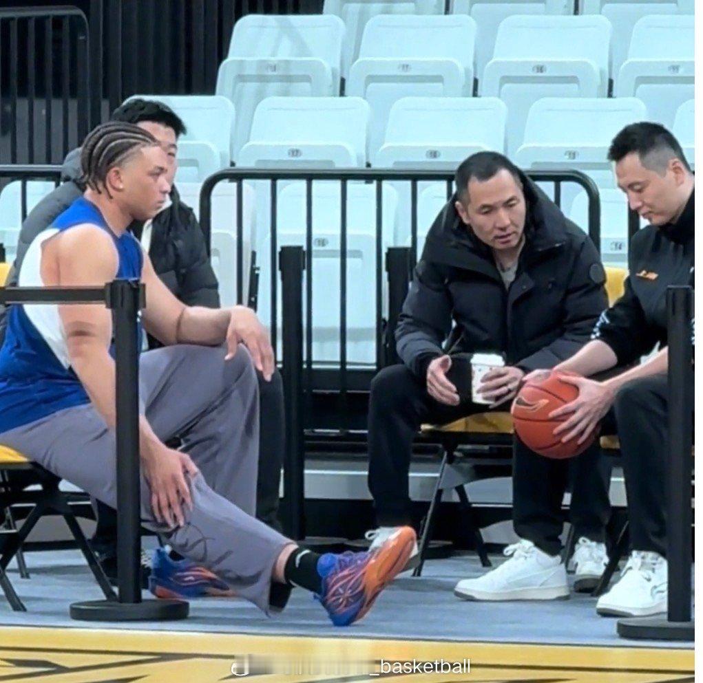 上海久事主帅卢伟在赛前接受采访：从今天开始，我们全体队员已经变得非常团结，前面三