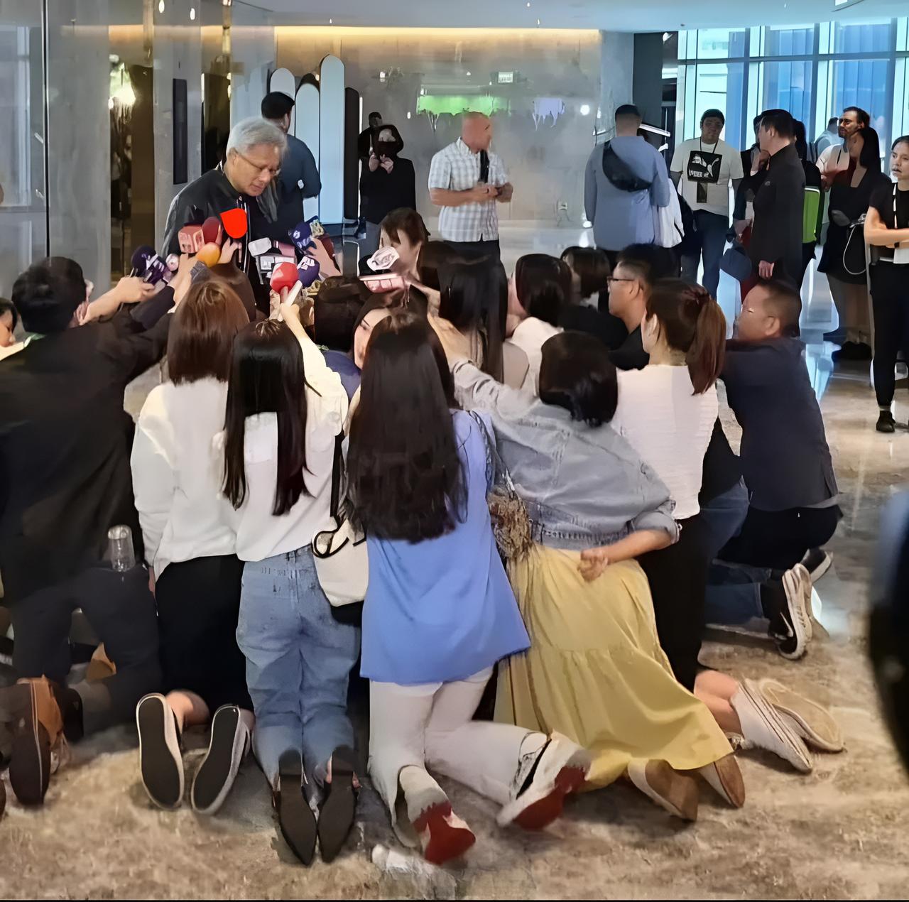 国内的网红都能随便模仿的黄仁勋，就是一个普通人，并不是神，显卡和芯片方面的成就无