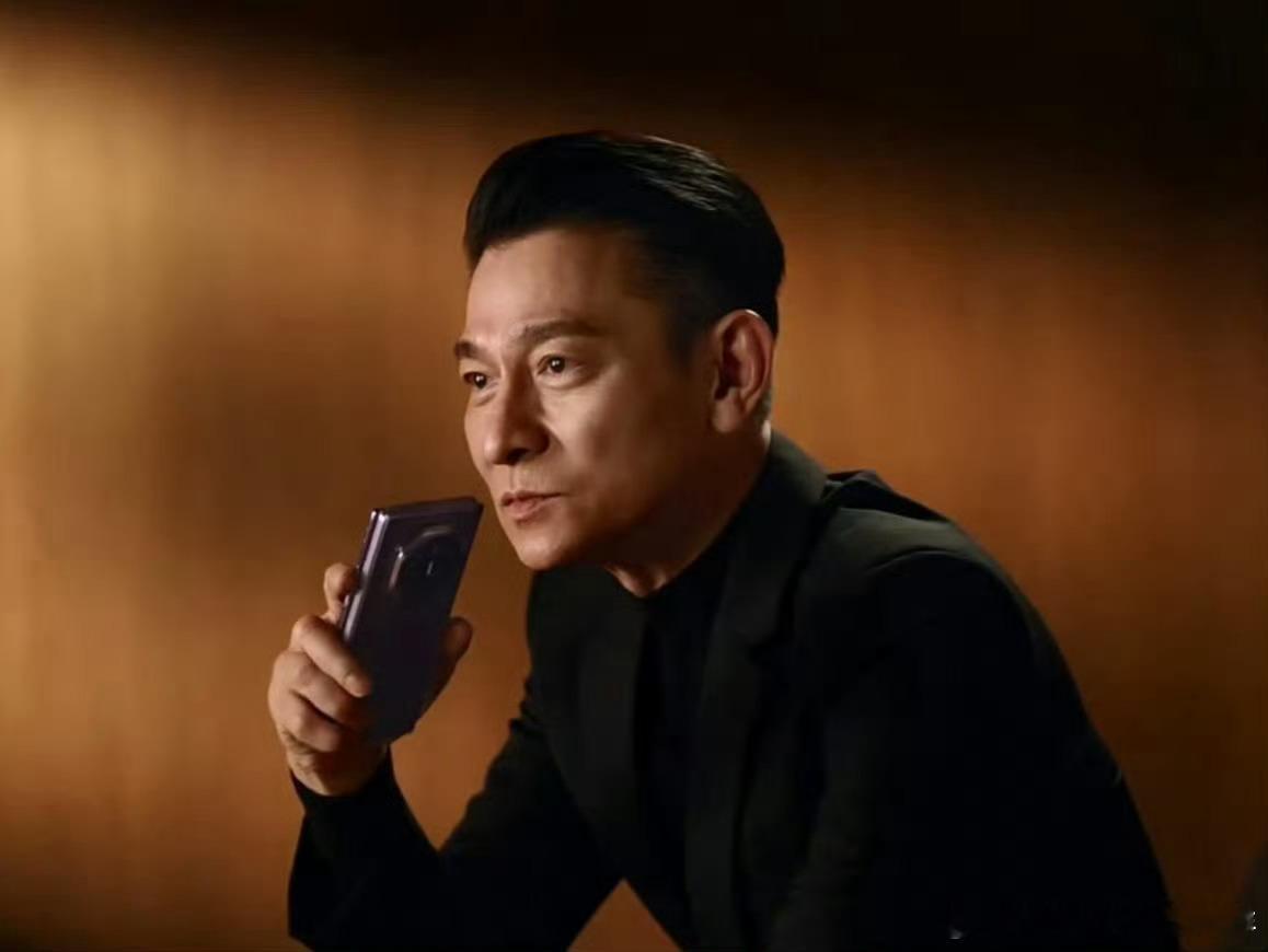 刘德华将出席华为发布会刘德华上手全新华为三折叠，整机高级感扑面而来。还主动向全网